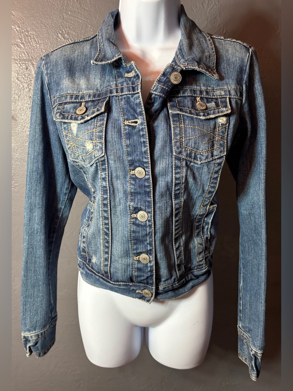 Aeropostale Fitted Distressed Trucker Style Light Wash Denim Jacket Size L